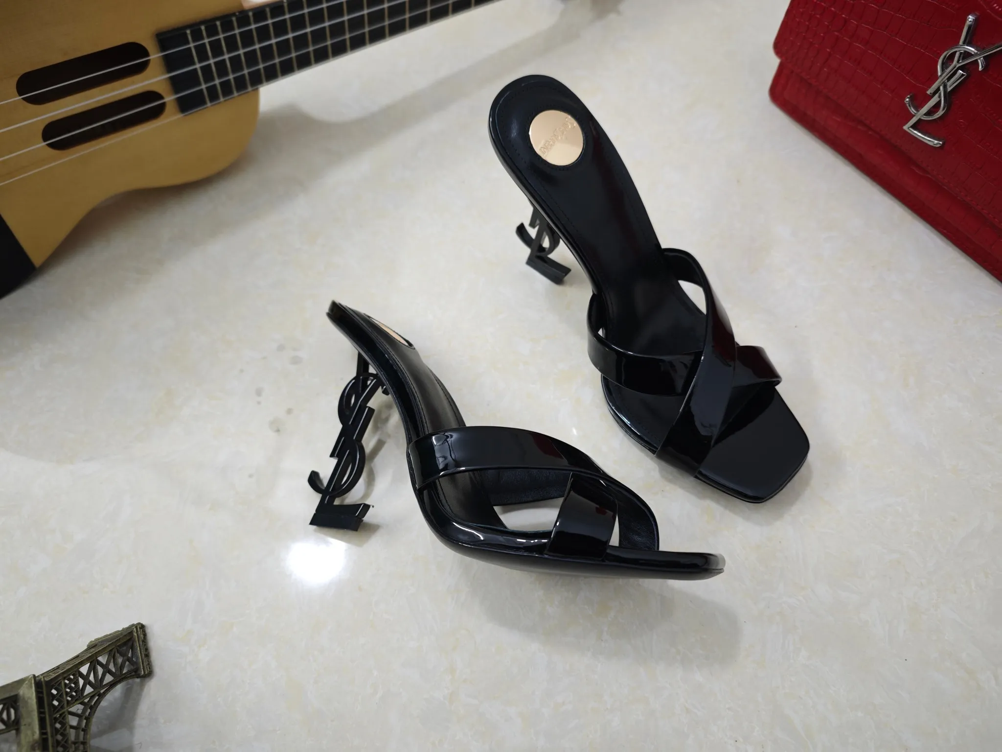 👟👟Ex-factory price 540👟👟【Saint Laurent】Yves Saint Laurent, high-heeled YSL high heels💃2025 early spring counter synchronizes the latest styles, YSL, decoration👠 Classic and high-quality glamorous masterpieces, the hottest autumn and winter series in the counter, with temperament, fashion, classic and attractive design style 😌The effect on the feet is particularly beautiful〰️, the materials are imported from Italy 🇮🇹 calf, imported black sheepskin, lining, and foot pads; sheepskin, stiletto high heels, size 35-41 (34.41.42 must be customized, non-refundable) outsole; imported genuine leather outsole, with full counter packaging